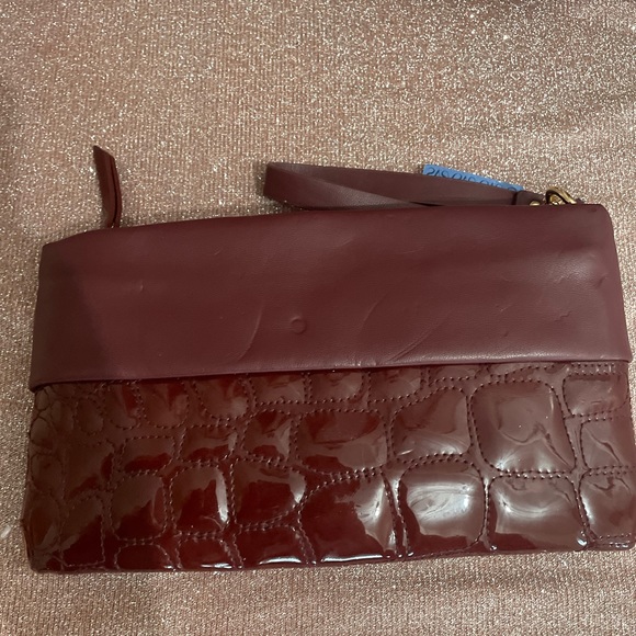 NWT Simply Vera Vera Wang Wristlet Dark Burgundy. - Picture 6 of 8
